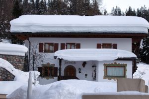 18-02-2013 KONINKLIJK HUIS: KONINKLIJKE FAMILIE IN LECH VOOR WINTERSPORT VAKANTIE.
Lech - In het Oostenrijkse Lech was maandagochtend om 10 uur het fotomoment van de koninklijke familie. Prinses Mabel en haar kinderen waren daar niet bij, maar zij is wel in Lech.
In het kerkje in Lech werd zondagavond een herdenkingsdienst gehouden voor prins Friso die vorig jaar ernstig gewond raakte toen hij onder een lawine terecht kwam. 

Hij ligt nog steeds met ernstig letsel in het ziekenhuis in Londen. Het fotomoment aan het begin van de wintersport vakantie was de laatste voor koningin Beatrix in de hoedanigheid als koningin. Daardoor was er veel meer pers aanwezig dan in voorgaande jaren.
foto: Albert den Iseger.
