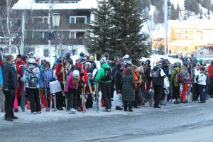 18-02-2013 KONINKLIJK HUIS: KONINKLIJKE FAMILIE IN LECH VOOR WINTERSPORT VAKANTIE.
Lech - In het Oostenrijkse Lech was maandagochtend om 10 uur het fotomoment van de koninklijke familie. Prinses Mabel en haar kinderen waren daar niet bij, maar zij is wel in Lech.
In het kerkje in Lech werd zondagavond een herdenkingsdienst gehouden voor prins Friso die vorig jaar ernstig gewond raakte toen hij onder een lawine terecht kwam. 

Hij ligt nog steeds met ernstig letsel in het ziekenhuis in Londen. Het fotomoment aan het begin van de wintersport vakantie was de laatste voor koningin Beatrix in de hoedanigheid als koningin. Daardoor was er veel meer pers aanwezig dan in voorgaande jaren.
foto: Albert den Iseger.
