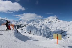 18-02-2013 KONINKLIJK HUIS: KONINKLIJKE FAMILIE IN LECH VOOR WINTERSPORT VAKANTIE.
Lech - In het Oostenrijkse Lech was maandagochtend om 10 uur het fotomoment van de koninklijke familie. Prinses Mabel en haar kinderen waren daar niet bij, maar zij is wel in Lech.
In het kerkje in Lech werd zondagavond een herdenkingsdienst gehouden voor prins Friso die vorig jaar ernstig gewond raakte toen hij onder een lawine terecht kwam. 

Hij ligt nog steeds met ernstig letsel in het ziekenhuis in Londen. Het fotomoment aan het begin van de wintersport vakantie was de laatste voor koningin Beatrix in de hoedanigheid als koningin. Daardoor was er veel meer pers aanwezig dan in voorgaande jaren.
foto: Albert den Iseger.
