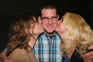 12-02-2014 SHOWBIZZ; BOEREN FEESTJE WAS ER EEN ZONDER MELK. Veel boeren uit het programma B.Z.V. waren naar Utrecht gekomen om met elkaar een flink biertje te drinken, te lachen en vooral te kijken naar de duizend vrouwen die waren komen opdraven. Het was een KNAL feest waarvan Yvon Jaspers rode oortjes kreeg.
foto: Albert den Iseger.