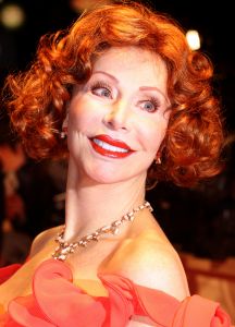 03-02-2014 SHOWBIZZ; MARIJKE HELWEGEN DOET MEE MET 2de EDITIE VAN STERREN SPRINGEN VAN EEN DUIKPLANK.
Plastieken diva Marijke Helwegen werpt zich voor het tweede seizoen van Sterren Springen van een duikplank.
Sterren Springen-presentator Gerard Joling praatte in het Radio 2-programma van Gijs Staverman zijn mond voorbij. Ik weet in elk geval dat Marijke Helwegen mee gaat doen. Dat vind ik ontzettend positief en ook erg knap en gedurfd. Mocht ik niet zeggen hoor ik nu. Sorry, het is er al uit.
Verdere deelnemers zijn nog niet bekend, tenminste, niet bij Geer. Ik heb heel veel namen voorbij horen gaan, maar met zoiets moet je altijd afwachten of het daadwerkelijk doorgaat. Ik hou het nog even spannend.
De tweede serie van Sterren Springen is in april op SBS 6 te zien.
Foto: Albert den Iseger