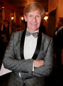 02-02-2015 SHOWBIZZ; WILLEKE ALBERTI 70 JAAR EN VIERT HET MET 2 CONCERTEN IN CARRE. Willeke Alberti staat na afloop van haar gala voorstelling in CARRE met een persoonlijke brief van Koningin Maxima in haar handen.
foto: Albert den Iseger