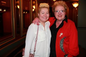 02-02-2015 SHOWBIZZ; WILLEKE ALBERTI 70 JAAR EN VIERT HET MET 2 CONCERTEN IN CARRE. Willeke Alberti staat na afloop van haar gala voorstelling in CARRE met een persoonlijke brief van Koningin Maxima in haar handen.
foto: Albert den Iseger