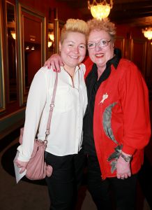 02-02-2015 SHOWBIZZ; WILLEKE ALBERTI 70 JAAR EN VIERT HET MET 2 CONCERTEN IN CARRE. Willeke Alberti staat na afloop van haar gala voorstelling in CARRE met een persoonlijke brief van Koningin Maxima in haar handen.
foto: Albert den Iseger