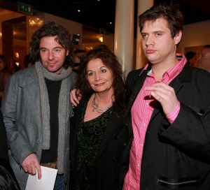 02-02-2015 SHOWBIZZ; WILLEKE ALBERTI 70 JAAR EN VIERT HET MET 2 CONCERTEN IN CARRE. Willeke Alberti staat na afloop van haar gala voorstelling in CARRE met een persoonlijke brief van Koningin Maxima in haar handen.
foto: Albert den Iseger