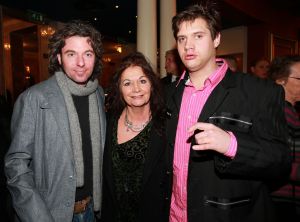 02-02-2015 SHOWBIZZ; WILLEKE ALBERTI 70 JAAR EN VIERT HET MET 2 CONCERTEN IN CARRE. Willeke Alberti staat na afloop van haar gala voorstelling in CARRE met een persoonlijke brief van Koningin Maxima in haar handen.
foto: Albert den Iseger