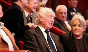 02-02-2015 SHOWBIZZ; WILLEKE ALBERTI 70 JAAR EN VIERT HET MET 2 CONCERTEN IN CARRE. Willeke Alberti staat na afloop van haar gala voorstelling in CARRE met een persoonlijke brief van Koningin Maxima in haar handen.
foto: Albert den Iseger