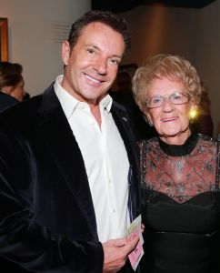 02-02-2015 SHOWBIZZ; WILLEKE ALBERTI 70 JAAR EN VIERT HET MET 2 CONCERTEN IN CARRE. Willeke Alberti staat na afloop van haar gala voorstelling in CARRE met een persoonlijke brief van Koningin Maxima in haar handen.
foto: Albert den Iseger