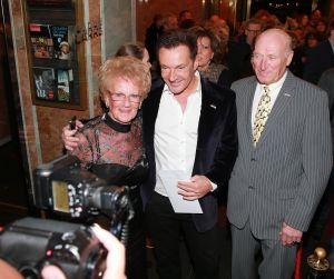 02-02-2015 SHOWBIZZ; WILLEKE ALBERTI 70 JAAR EN VIERT HET MET 2 CONCERTEN IN CARRE. Willeke Alberti staat na afloop van haar gala voorstelling in CARRE met een persoonlijke brief van Koningin Maxima in haar handen.
foto: Albert den Iseger