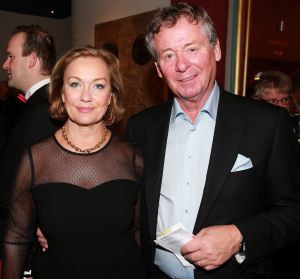 02-02-2015 SHOWBIZZ; WILLEKE ALBERTI 70 JAAR EN VIERT HET MET 2 CONCERTEN IN CARRE. Willeke Alberti staat na afloop van haar gala voorstelling in CARRE met een persoonlijke brief van Koningin Maxima in haar handen.
foto: Albert den Iseger