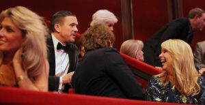 02-02-2015 SHOWBIZZ; WILLEKE ALBERTI 70 JAAR EN VIERT HET MET 2 CONCERTEN IN CARRE. Willeke Alberti staat na afloop van haar gala voorstelling in CARRE met een persoonlijke brief van Koningin Maxima in haar handen.
foto: Albert den Iseger