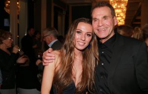 02-02-2015 SHOWBIZZ; WILLEKE ALBERTI 70 JAAR EN VIERT HET MET 2 CONCERTEN IN CARRE. Willeke Alberti staat na afloop van haar gala voorstelling in CARRE met een persoonlijke brief van Koningin Maxima in haar handen.
foto: Albert den Iseger