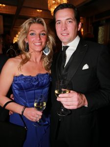 02-02-2015 SHOWBIZZ; WILLEKE ALBERTI 70 JAAR EN VIERT HET MET 2 CONCERTEN IN CARRE. Willeke Alberti staat na afloop van haar gala voorstelling in CARRE met een persoonlijke brief van Koningin Maxima in haar handen.
foto: Albert den Iseger