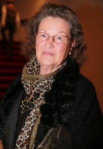 02-02-2015 SHOWBIZZ; WILLEKE ALBERTI 70 JAAR EN VIERT HET MET 2 CONCERTEN IN CARRE. Willeke Alberti staat na afloop van haar gala voorstelling in CARRE met een persoonlijke brief van Koningin Maxima in haar handen.
foto: Albert den Iseger