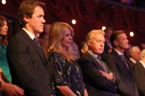 02-02-2015 SHOWBIZZ; WILLEKE ALBERTI 70 JAAR EN VIERT HET MET 2 CONCERTEN IN CARRE. Willeke Alberti staat na afloop van haar gala voorstelling in CARRE met een persoonlijke brief van Koningin Maxima in haar handen.
foto: Albert den Iseger