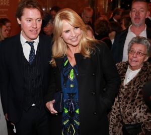 02-02-2015 SHOWBIZZ; WILLEKE ALBERTI 70 JAAR EN VIERT HET MET 2 CONCERTEN IN CARRE. Willeke Alberti staat na afloop van haar gala voorstelling in CARRE met een persoonlijke brief van Koningin Maxima in haar handen.
foto: Albert den Iseger