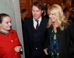 02-02-2015 SHOWBIZZ; WILLEKE ALBERTI 70 JAAR EN VIERT HET MET 2 CONCERTEN IN CARRE. Willeke Alberti staat na afloop van haar gala voorstelling in CARRE met een persoonlijke brief van Koningin Maxima in haar handen.
foto: Albert den Iseger