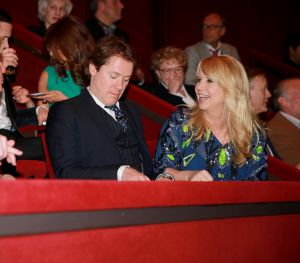02-02-2015 SHOWBIZZ; WILLEKE ALBERTI 70 JAAR EN VIERT HET MET 2 CONCERTEN IN CARRE. Willeke Alberti staat na afloop van haar gala voorstelling in CARRE met een persoonlijke brief van Koningin Maxima in haar handen.
foto: Albert den Iseger