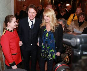 02-02-2015 SHOWBIZZ; WILLEKE ALBERTI 70 JAAR EN VIERT HET MET 2 CONCERTEN IN CARRE. Willeke Alberti staat na afloop van haar gala voorstelling in CARRE met een persoonlijke brief van Koningin Maxima in haar handen.
foto: Albert den Iseger