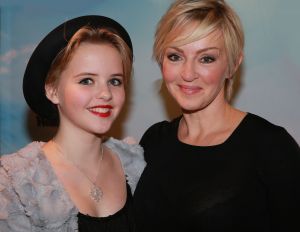 22-02-2015 SHOWBIZZ; LONE VAN ROOSENDAAL BAALT VAN COACHES THE VOICE KIDS.
De dochter van musicalactrice Lone van Roosendaal zong zaterdagavond tegen de achterkant van de The Voice Kids-coaches.
Puck van 12 zong zaterdagavond het nummer Can t rely on you van Paloma Faith. Lone reageerde, toen de laatste noot was gezongen en de stoelen niet omgedraaid, met STELLETJE SUKKELS.
Angela Groothuizen noemde het optreden net niet zuiver. WAT NIET ZUIVER!! , was de reactie van een verbijsterde Lone. Puck kreeg van Marco Borsato complimenten voor haar dappere poging.
foto: Albert den Iseger