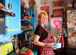 08-02-2015 SHOWBIZZ; MANUELA KEMP-LAMMERS MAAKT HET OOK WAAR IN DE KEUKEN.
De hobby van Manuela Kemp, pepersauzen maken, is inmiddels uitgegroeid tot serious business.
Er zijn nu drie pepersauzen op de markt van Manuelas Food, vertelt de Amstelveense. JALEPEMO, HABANERO en SCORPION. Zeg maar een milde, een normale en een pittige. Puur peperplezier voor gevorderden.
Naast het radiomaken, dat ik bij MAX doe, is dit een superleuke aanvulling op mijn werkzame leven, waarvan ik hoop dat ik er nog flink in kan gaan uitbreiden.
Binnenkort meer muzikaal nieuws van Manuela en haar muzikale dames.
foto: Albert den Iseger

