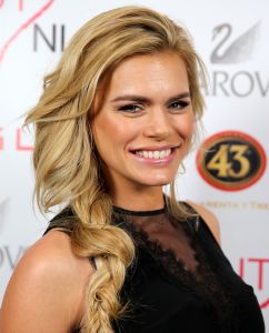 12-02-2015 SHOWBIZZ; FREDERIQUE VAN DER WAL EN NICOLETTE VAN DAM WINNEN BEIDE EEN BEAUTY AWARD. De Best Beauty Style Award 2014 is toegekend aan Nicolette van Dam vanwege haar stralende natural beauty ; de Best Beauty Icon Award, speciaal voor een beroemde beauty personality die al 30 jaar in het vak zit, is overhandigd aan een van de bekendste Nederlandse supermodels van de nineties: Frederique van der Wal.
Tijdens de feestelijke jubileumeditie in het Okura Hotel Amsterdam heeft presentatrice Vivian Reijs samen met BeautypersNL-voorzitter Anneloes Tas de awards uitgereikt aan de representatives van de winnende cosmeticabedrijven. Merken als Estee Lauder, Chloe, Eucerin, Dove en Guhl vielen in de prijzen, maar ook kleine, exclusieve merken als Guinot, Jo Malone en Absolution Creative Apothecary. Dit jaar werd voor het eerst ook een extra consumentenprijs uitgereikt, waarvoor via Facebook gestemd kon worden, aan de Beste Beauty Webshop van het jaar: Ici Paris XL.
foto; Albert den Iseger

