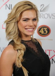 12-02-2015 SHOWBIZZ; FREDERIQUE VAN DER WAL EN NICOLETTE VAN DAM WINNEN BEIDE EEN BEAUTY AWARD. De Best Beauty Style Award 2014 is toegekend aan Nicolette van Dam vanwege haar stralende natural beauty ; de Best Beauty Icon Award, speciaal voor een beroemde beauty personality die al 30 jaar in het vak zit, is overhandigd aan een van de bekendste Nederlandse supermodels van de nineties: Frederique van der Wal.
Tijdens de feestelijke jubileumeditie in het Okura Hotel Amsterdam heeft presentatrice Vivian Reijs samen met BeautypersNL-voorzitter Anneloes Tas de awards uitgereikt aan de representatives van de winnende cosmeticabedrijven. Merken als Estee Lauder, Chloe, Eucerin, Dove en Guhl vielen in de prijzen, maar ook kleine, exclusieve merken als Guinot, Jo Malone en Absolution Creative Apothecary. Dit jaar werd voor het eerst ook een extra consumentenprijs uitgereikt, waarvoor via Facebook gestemd kon worden, aan de Beste Beauty Webshop van het jaar: Ici Paris XL.
foto; Albert den Iseger
