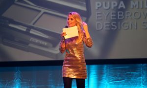 12-02-2015 SHOWBIZZ; FREDERIQUE VAN DER WAL EN NICOLETTE VAN DAM WINNEN BEIDE EEN BEAUTY AWARD. De Best Beauty Style Award 2014 is toegekend aan Nicolette van Dam vanwege haar stralende natural beauty ; de Best Beauty Icon Award, speciaal voor een beroemde beauty personality die al 30 jaar in het vak zit, is overhandigd aan een van de bekendste Nederlandse supermodels van de nineties: Frederique van der Wal.
Tijdens de feestelijke jubileumeditie in het Okura Hotel Amsterdam heeft presentatrice Vivian Reijs samen met BeautypersNL-voorzitter Anneloes Tas de awards uitgereikt aan de representatives van de winnende cosmeticabedrijven. Merken als Estee Lauder, Chloe, Eucerin, Dove en Guhl vielen in de prijzen, maar ook kleine, exclusieve merken als Guinot, Jo Malone en Absolution Creative Apothecary. Dit jaar werd voor het eerst ook een extra consumentenprijs uitgereikt, waarvoor via Facebook gestemd kon worden, aan de Beste Beauty Webshop van het jaar: Ici Paris XL.
foto; Albert den Iseger
