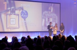 12-02-2015 SHOWBIZZ; FREDERIQUE VAN DER WAL EN NICOLETTE VAN DAM WINNEN BEIDE EEN BEAUTY AWARD. De Best Beauty Style Award 2014 is toegekend aan Nicolette van Dam vanwege haar stralende natural beauty ; de Best Beauty Icon Award, speciaal voor een beroemde beauty personality die al 30 jaar in het vak zit, is overhandigd aan een van de bekendste Nederlandse supermodels van de nineties: Frederique van der Wal.
Tijdens de feestelijke jubileumeditie in het Okura Hotel Amsterdam heeft presentatrice Vivian Reijs samen met BeautypersNL-voorzitter Anneloes Tas de awards uitgereikt aan de representatives van de winnende cosmeticabedrijven. Merken als Estee Lauder, Chloe, Eucerin, Dove en Guhl vielen in de prijzen, maar ook kleine, exclusieve merken als Guinot, Jo Malone en Absolution Creative Apothecary. Dit jaar werd voor het eerst ook een extra consumentenprijs uitgereikt, waarvoor via Facebook gestemd kon worden, aan de Beste Beauty Webshop van het jaar: Ici Paris XL.
foto; Albert den Iseger

