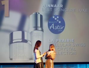 12-02-2015 SHOWBIZZ; FREDERIQUE VAN DER WAL EN NICOLETTE VAN DAM WINNEN BEIDE EEN BEAUTY AWARD. De Best Beauty Style Award 2014 is toegekend aan Nicolette van Dam vanwege haar stralende natural beauty ; de Best Beauty Icon Award, speciaal voor een beroemde beauty personality die al 30 jaar in het vak zit, is overhandigd aan een van de bekendste Nederlandse supermodels van de nineties: Frederique van der Wal.
Tijdens de feestelijke jubileumeditie in het Okura Hotel Amsterdam heeft presentatrice Vivian Reijs samen met BeautypersNL-voorzitter Anneloes Tas de awards uitgereikt aan de representatives van de winnende cosmeticabedrijven. Merken als Estee Lauder, Chloe, Eucerin, Dove en Guhl vielen in de prijzen, maar ook kleine, exclusieve merken als Guinot, Jo Malone en Absolution Creative Apothecary. Dit jaar werd voor het eerst ook een extra consumentenprijs uitgereikt, waarvoor via Facebook gestemd kon worden, aan de Beste Beauty Webshop van het jaar: Ici Paris XL.
foto; Albert den Iseger
