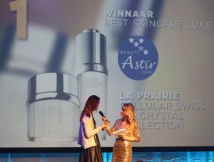 12-02-2015 SHOWBIZZ; FREDERIQUE VAN DER WAL EN NICOLETTE VAN DAM WINNEN BEIDE EEN BEAUTY AWARD. De Best Beauty Style Award 2014 is toegekend aan Nicolette van Dam vanwege haar stralende natural beauty ; de Best Beauty Icon Award, speciaal voor een beroemde beauty personality die al 30 jaar in het vak zit, is overhandigd aan een van de bekendste Nederlandse supermodels van de nineties: Frederique van der Wal.
Tijdens de feestelijke jubileumeditie in het Okura Hotel Amsterdam heeft presentatrice Vivian Reijs samen met BeautypersNL-voorzitter Anneloes Tas de awards uitgereikt aan de representatives van de winnende cosmeticabedrijven. Merken als Estee Lauder, Chloe, Eucerin, Dove en Guhl vielen in de prijzen, maar ook kleine, exclusieve merken als Guinot, Jo Malone en Absolution Creative Apothecary. Dit jaar werd voor het eerst ook een extra consumentenprijs uitgereikt, waarvoor via Facebook gestemd kon worden, aan de Beste Beauty Webshop van het jaar: Ici Paris XL.
foto; Albert den Iseger
