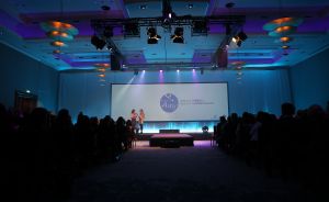 12-02-2015 SHOWBIZZ; FREDERIQUE VAN DER WAL EN NICOLETTE VAN DAM WINNEN BEIDE EEN BEAUTY AWARD. De Best Beauty Style Award 2014 is toegekend aan Nicolette van Dam vanwege haar stralende natural beauty ; de Best Beauty Icon Award, speciaal voor een beroemde beauty personality die al 30 jaar in het vak zit, is overhandigd aan een van de bekendste Nederlandse supermodels van de nineties: Frederique van der Wal.
Tijdens de feestelijke jubileumeditie in het Okura Hotel Amsterdam heeft presentatrice Vivian Reijs samen met BeautypersNL-voorzitter Anneloes Tas de awards uitgereikt aan de representatives van de winnende cosmeticabedrijven. Merken als Estee Lauder, Chloe, Eucerin, Dove en Guhl vielen in de prijzen, maar ook kleine, exclusieve merken als Guinot, Jo Malone en Absolution Creative Apothecary. Dit jaar werd voor het eerst ook een extra consumentenprijs uitgereikt, waarvoor via Facebook gestemd kon worden, aan de Beste Beauty Webshop van het jaar: Ici Paris XL.
foto; Albert den Iseger
