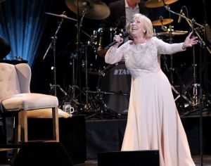 02-02-2015 SHOWBIZZ; WILLEKE ALBERTI 70 JAAR EN VIERT HET MET 2 CONCERTEN IN CARRE. Willeke Alberti staat na afloop van haar gala voorstelling in CARRE met een persoonlijke brief van Koningin Maxima in haar handen.
foto: Albert den Iseger