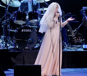 02-02-2015 SHOWBIZZ; WILLEKE ALBERTI 70 JAAR EN VIERT HET MET 2 CONCERTEN IN CARRE. Willeke Alberti staat na afloop van haar gala voorstelling in CARRE met een persoonlijke brief van Koningin Maxima in haar handen.
foto: Albert den Iseger