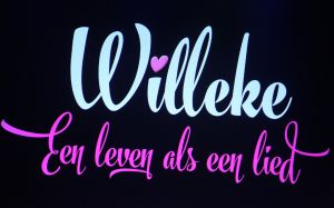 02-02-2015 SHOWBIZZ; WILLEKE ALBERTI 70 JAAR EN VIERT HET MET 2 CONCERTEN IN CARRE. Willeke Alberti staat na afloop van haar gala voorstelling in CARRE met een persoonlijke brief van Koningin Maxima in haar handen.
foto: Albert den Iseger