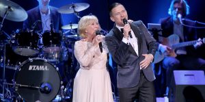 02-02-2015 SHOWBIZZ; WILLEKE ALBERTI 70 JAAR EN VIERT HET MET 2 CONCERTEN IN CARRE. Willeke Alberti staat na afloop van haar gala voorstelling in CARRE met een persoonlijke brief van Koningin Maxima in haar handen.
foto: Albert den Iseger