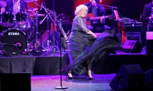 02-02-2015 SHOWBIZZ; WILLEKE ALBERTI 70 JAAR EN VIERT HET MET 2 CONCERTEN IN CARRE. Willeke Alberti staat na afloop van haar gala voorstelling in CARRE met een persoonlijke brief van Koningin Maxima in haar handen.
foto: Albert den Iseger