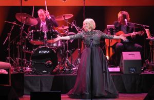 02-02-2015 SHOWBIZZ; WILLEKE ALBERTI 70 JAAR EN VIERT HET MET 2 CONCERTEN IN CARRE. Willeke Alberti staat na afloop van haar gala voorstelling in CARRE met een persoonlijke brief van Koningin Maxima in haar handen.
foto: Albert den Iseger