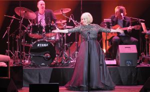 02-02-2015 SHOWBIZZ; WILLEKE ALBERTI 70 JAAR EN VIERT HET MET 2 CONCERTEN IN CARRE. Willeke Alberti staat na afloop van haar gala voorstelling in CARRE met een persoonlijke brief van Koningin Maxima in haar handen.
foto: Albert den Iseger
