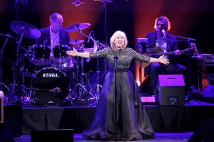 02-02-2015 SHOWBIZZ; WILLEKE ALBERTI 70 JAAR EN VIERT HET MET 2 CONCERTEN IN CARRE. Willeke Alberti staat na afloop van haar gala voorstelling in CARRE met een persoonlijke brief van Koningin Maxima in haar handen.
foto: Albert den Iseger