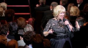 02-02-2015 SHOWBIZZ; WILLEKE ALBERTI 70 JAAR EN VIERT HET MET 2 CONCERTEN IN CARRE. Willeke Alberti staat na afloop van haar gala voorstelling in CARRE met een persoonlijke brief van Koningin Maxima in haar handen.
foto: Albert den Iseger