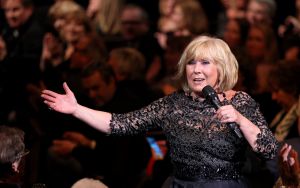 02-02-2015 SHOWBIZZ; WILLEKE ALBERTI 70 JAAR EN VIERT HET MET 2 CONCERTEN IN CARRE. Willeke Alberti staat na afloop van haar gala voorstelling in CARRE met een persoonlijke brief van Koningin Maxima in haar handen.
foto: Albert den Iseger
