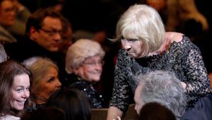 02-02-2015 SHOWBIZZ; WILLEKE ALBERTI 70 JAAR EN VIERT HET MET 2 CONCERTEN IN CARRE. Willeke Alberti staat na afloop van haar gala voorstelling in CARRE met een persoonlijke brief van Koningin Maxima in haar handen.
foto: Albert den Iseger