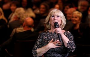 02-02-2015 SHOWBIZZ; WILLEKE ALBERTI 70 JAAR EN VIERT HET MET 2 CONCERTEN IN CARRE. Willeke Alberti staat na afloop van haar gala voorstelling in CARRE met een persoonlijke brief van Koningin Maxima in haar handen.
foto: Albert den Iseger