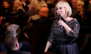 02-02-2015 SHOWBIZZ; WILLEKE ALBERTI 70 JAAR EN VIERT HET MET 2 CONCERTEN IN CARRE. Willeke Alberti staat na afloop van haar gala voorstelling in CARRE met een persoonlijke brief van Koningin Maxima in haar handen.
foto: Albert den Iseger