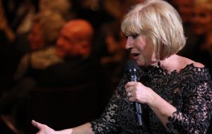 02-02-2015 SHOWBIZZ; WILLEKE ALBERTI 70 JAAR EN VIERT HET MET 2 CONCERTEN IN CARRE. Willeke Alberti staat na afloop van haar gala voorstelling in CARRE met een persoonlijke brief van Koningin Maxima in haar handen.
foto: Albert den Iseger