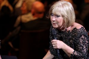 02-02-2015 SHOWBIZZ; WILLEKE ALBERTI 70 JAAR EN VIERT HET MET 2 CONCERTEN IN CARRE. Willeke Alberti staat na afloop van haar gala voorstelling in CARRE met een persoonlijke brief van Koningin Maxima in haar handen.
foto: Albert den Iseger