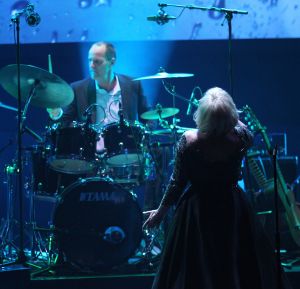 02-02-2015 SHOWBIZZ; WILLEKE ALBERTI 70 JAAR EN VIERT HET MET 2 CONCERTEN IN CARRE. Willeke Alberti staat na afloop van haar gala voorstelling in CARRE met een persoonlijke brief van Koningin Maxima in haar handen.
foto: Albert den Iseger
