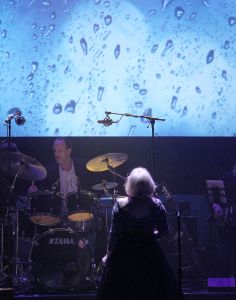 02-02-2015 SHOWBIZZ; WILLEKE ALBERTI 70 JAAR EN VIERT HET MET 2 CONCERTEN IN CARRE. Willeke Alberti staat na afloop van haar gala voorstelling in CARRE met een persoonlijke brief van Koningin Maxima in haar handen.
foto: Albert den Iseger