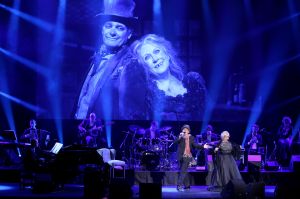 02-02-2015 SHOWBIZZ; WILLEKE ALBERTI 70 JAAR EN VIERT HET MET 2 CONCERTEN IN CARRE. Willeke Alberti staat na afloop van haar gala voorstelling in CARRE met een persoonlijke brief van Koningin Maxima in haar handen.
foto: Albert den Iseger